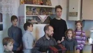 "Родственники не верят и удивляются", - многодетная семья уехала из Подмосковья и поселилась в "логове бандеровцев" - западной Украине. ВИДЕО