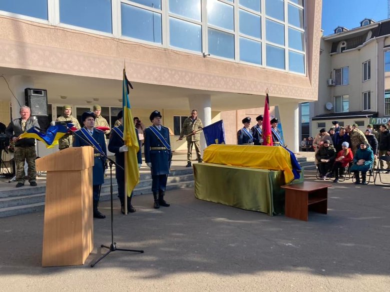 На Вінниччині попрощалися із загиблим внаслідок російського обстрілу воїном 56-ї ОМПБр Денисом Кононенком 03
