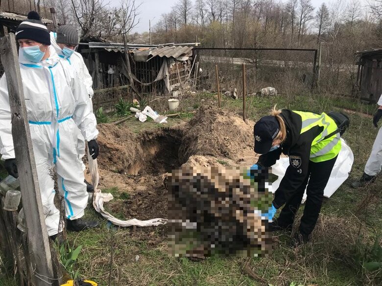 В Ізюмі ексгумували тіло місцевої мешканки, яка загинула від російських обстрілів у березні минулого року 02
