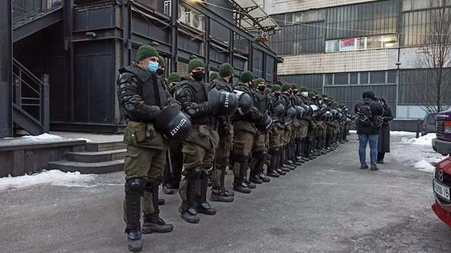 Під офісом телеканалу НАШ знову проводять акцію протесту. Присутні вимагають закрити московський гадючник 12 Під офісом телеканалу НАШ знову проводять акцію протесту. Присутні вимагають закрити московський гадючник 12