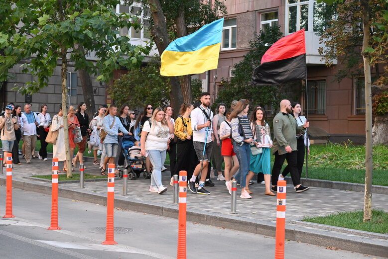 У Києві вшанували пам’ять Андрія Бабінського - воїна 80-ої ОДШБр та засновника Мегамаршу у вишиванках 15