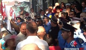 Встреча с Фарион в Херсоне: коммунисты дрались, бросались помидорами и лезли в окно дома культуры. ФОТОрепортаж+ВИДЕО
