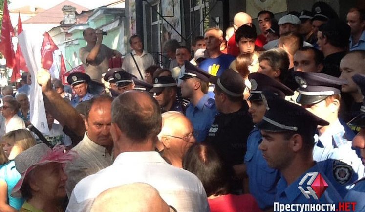 Встреча с Фарион в Херсоне: коммунисты дрались, бросались помидорами и лезли в окно дома культуры. ФОТОрепортаж+ВИДЕО