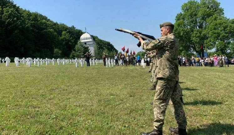 Обраний депутатом від "Слуги народу" Бужанський поскаржився на участь ЗСУ у перепохованні останків бійців дивізії "Галичина". У Міноборони пообіцяли розібратися