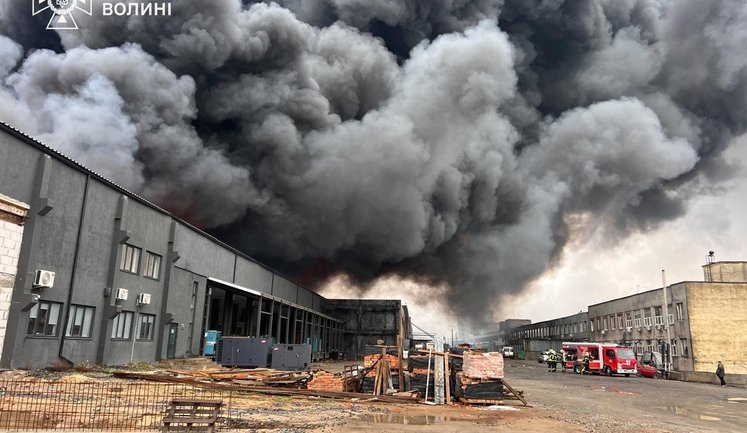 Масштабні пожежі на цивільних об’єктах після обстрілів РФ ліквідували на Волині, – ДСНС. ФОТОрепортаж