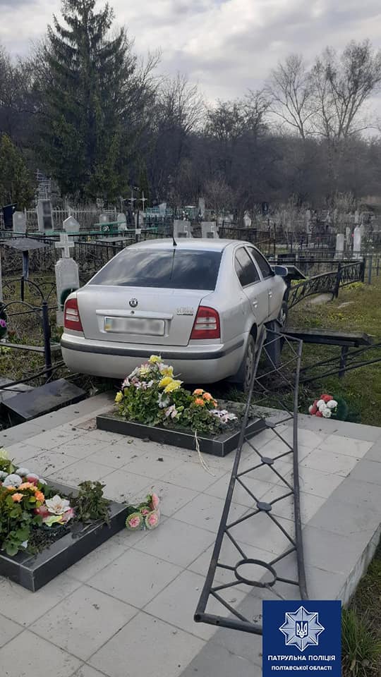 Пяний водій зніс памятник на кладовищі в Полтаві 02