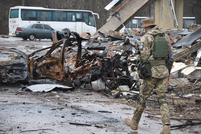 Кількаметрові вирви та зруйновані вщент будинки: Наслідки обстрілу Чернігова російськими окупантами 57