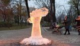 В Киеве участники перформанса "Уничтожим насилие" разбили ледяной кулак. ВИДЕО+ФОТОрепортаж