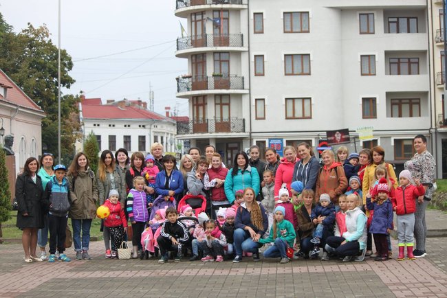 На сьогодні у нас під опікою понад 450 дітей бійців, загиблих на війні. Не обходимо увагою і тих, у кого батьки закінчили життя самогубством, - волонтер Світлана Бахвалова 07