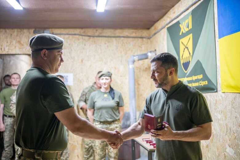військові