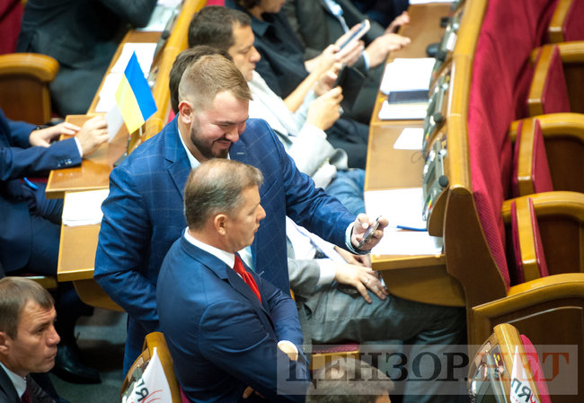 Відкриття сесії, жестикулювання Гройсмана, розмова Андрієвського й Луценко і плакат Медведчук підарешт - робочий день у ВР 4 вересня 11