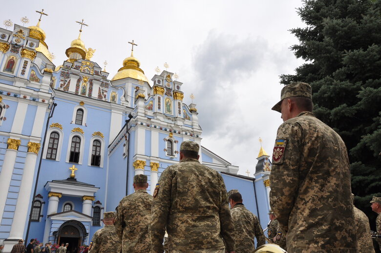 Зі спецпризначенцем Тенгрі, який загинув у бою з окупантами, попрощалися в Києві 16