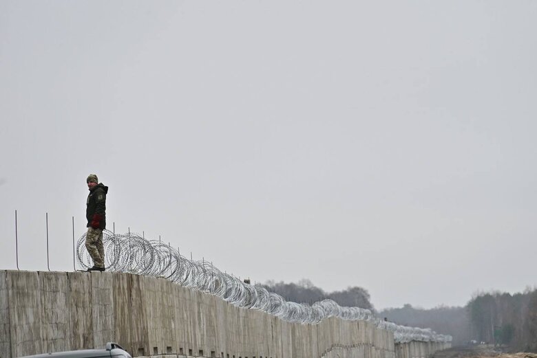 In north of Ukraine, wall is being built on border with Belarus, - PO 01