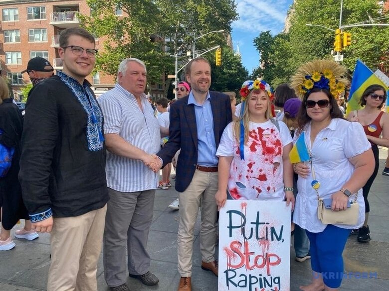 Сотни активистов прошли по центру Нью-Йорка с сине-желтыми флагами 04