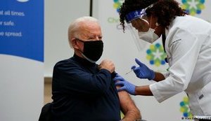 Байдену и его супруге сделают третью прививку от COVID-19
