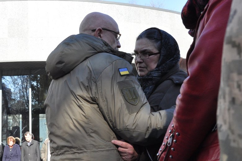 В Києві попрощалися із загиблим внаслідок російського обстрілу розвідником 30-ї ОМБр Антоном Сидоровим 67