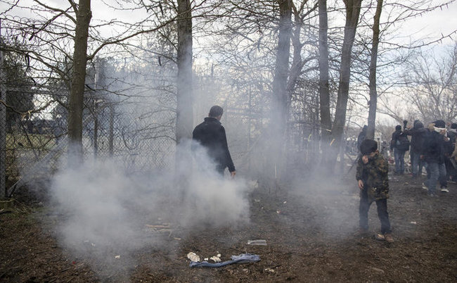 Тисячі сирійських біженців, яких пропустила Туреччина, намагаються прорвати кордон із Грецією 04