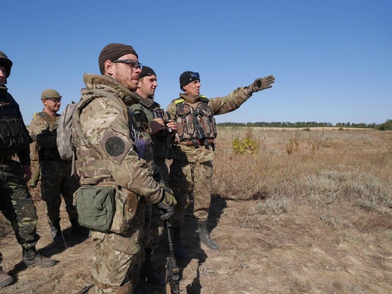 Доброволець-розвідник, різьбяр Андрій Лисканюк: Поки ми не переможемо бюрократію, марнотратство і місцевих царків - немає чого говорити про перемогу 02