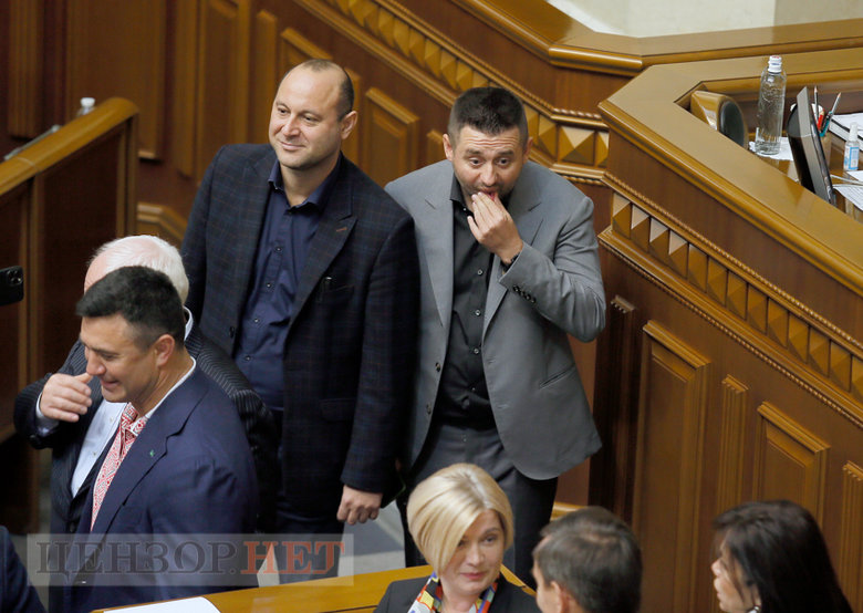 Блокирование трибуны, звонок Стефанчуку, Порошенко и Вирастюк, счастливый Тищенко и потрясенный Арахамия, - работа Рады 23 сентября 27