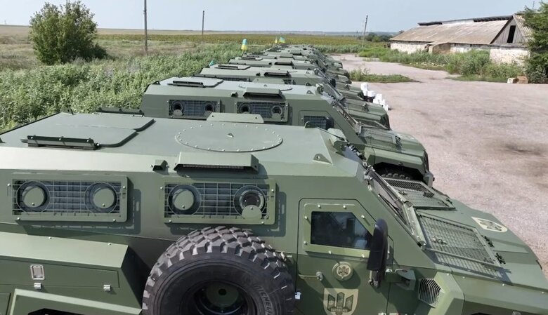 Порошенко на Донетчине передал итальянские бронемашины MLS SHIELD десантникам 79-й бригады 02