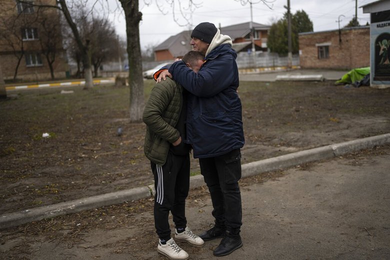 Продовжується ексгумація тіл з братських могил у Бучі 06