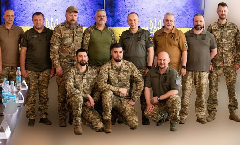 Сирський і польові командири на засіданні робочої групи з питань безпілотних систем