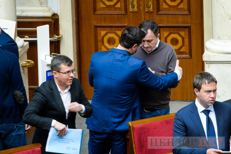 Рассказ Культенко Новинскому, Трухину и Кузьминых, приглашение Бондарь на вечеринку при свечах и сообщение Котик, дай деньги Васильеву, - работа ВР 22 февраля 40