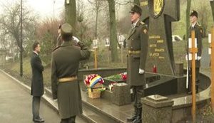 President Zelenskyi lays flowers at Kruty Heroes Memorial. VIDEO