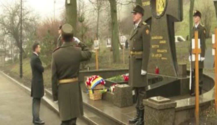 President Zelenskyi lays flowers at Kruty Heroes Memorial. VIDEO