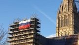 Невідомі вночі вивісили на соборі в Солсбері величезний російський прапор. ФОТО