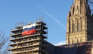 Невідомі вночі вивісили на соборі в Солсбері величезний російський прапор. ФОТО