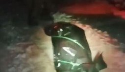 Окупант фільмує на камеру, як вони з поплічником тягнуть мертвого рашиста на Куп’янському напрямку