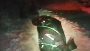 "Серегу тащим, еще 10 человек осталось": рашисти волочать тіло свого мертвого поплічника на лижах. ВIДЕО