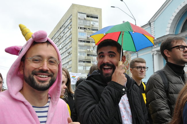 Руху ЛГБТ-маршу намагалася перешкодити жінка, яка лягла на асфальт і кричала про перетворення хлопчиків на геїв 34