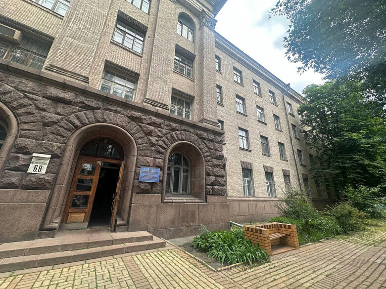 Фонд держмайна провів аукціон із приватизації НДІБМВ у Києві