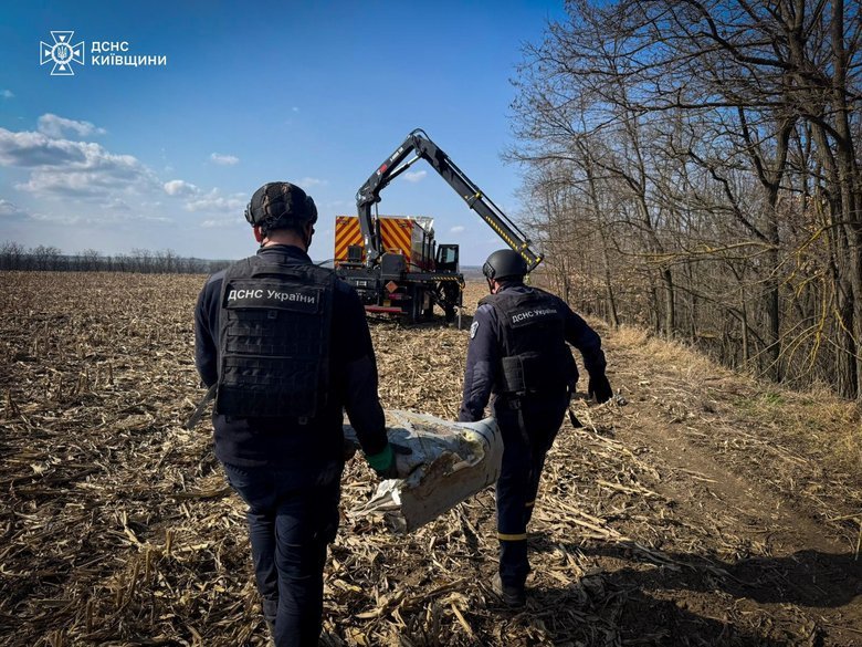 Сапери ДСНС виявили та знешкодили дві бойові частини ракети Х-101 у Тетіївській громаді на Київщині