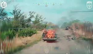 Охваченные пламенем тела рашистов после попадания FPV-дрона батальона SIGNUM в пикап на ходу. ВИДЕО