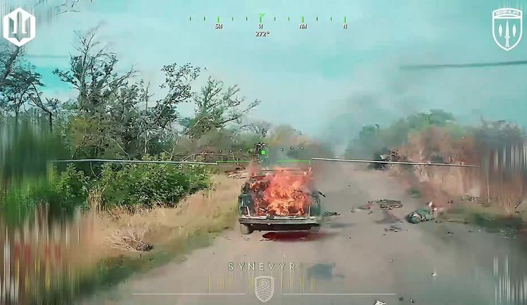 Охваченные пламенем тела рашистов после попадания FPV-дрона батальона SIGNUM в пикап на ходу. ВИДЕО