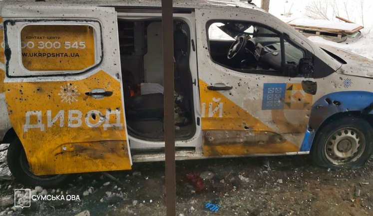 Ворог атакував авто "Укрпошти" на Сумщині: поранено двох чоловіків, один у важкому стані. ФОТО