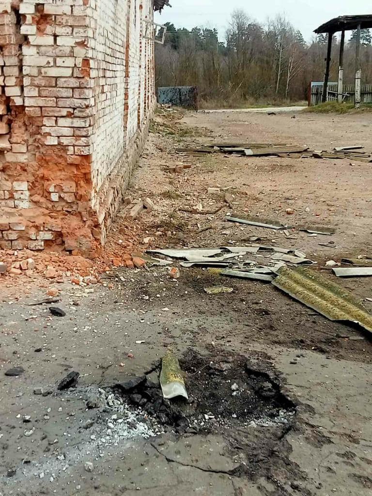 Последствия вражеских обстрелов Сумщины: Пострадало агропредприятие, прилеты рядом с админзданием 03 Последствия вражеских обстрелов Сумщины: Пострадало агропредприятие, прилеты рядом с админзданием 03