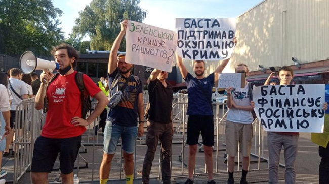 Активісти намагалися зірвати виступ у Києві російського репера Басти 01