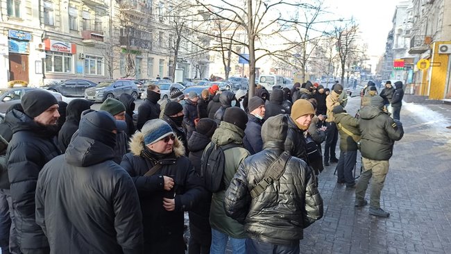 Что должен делать командир, если у него в подразделении такой черт?: под ГБР жгли файеры в поддержку арестованного комбата Лановенко 02