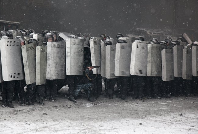 Військовий фотограф Анатолій Степанов: Авдіївка. Лежить пенсіонер, мертвий, придавлений плитою. Дядько Коля всю війну пережив, а тут братики постаралися 05