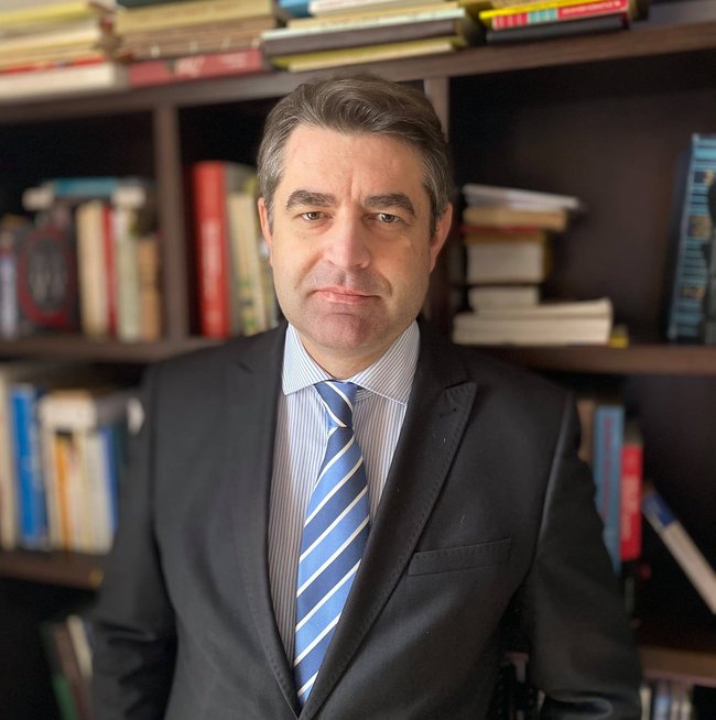 Посол України в Чеській Республіці Євген Перебийніс: Важливі не лише самі вироки, а й кваліфікація, яку застосовує чеський суд у справах бойовиків, які воювали на Донбасі 01