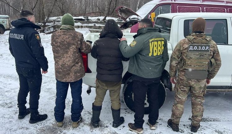 На Рівненщині затримано двох осіб за організацію незаконного переправлення чоловіків за кордон. ФОТОрепортаж