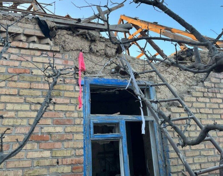 Пошкоджений російським обстрілом будинок