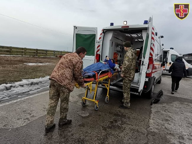 Двох поранених військовослужбовців евакуйовано санавіацією з Харкова до Києва 02