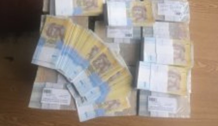 Киянин намагався переслати поштою в Гонконг 24 кг купюр по одній гривні, - ДФС