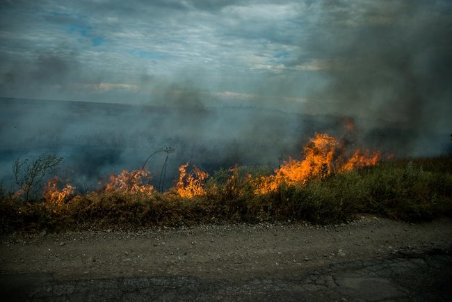 Shells detonate in occupied Donbas, fire reaches Ukrainian positions 07