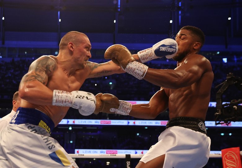 Усик став чемпіоном світу у важкій вазі 03